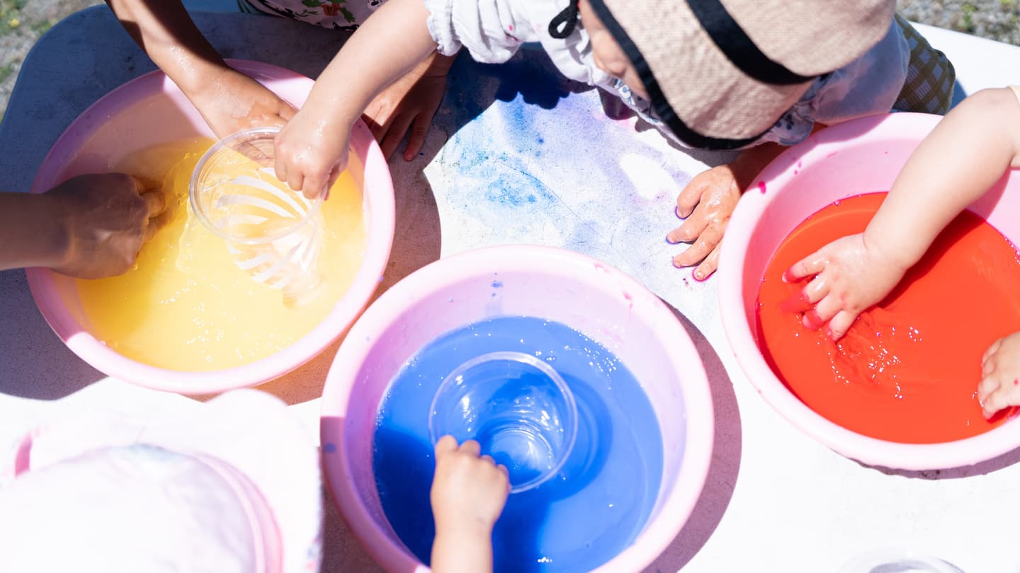 色遊びをする子どもたち