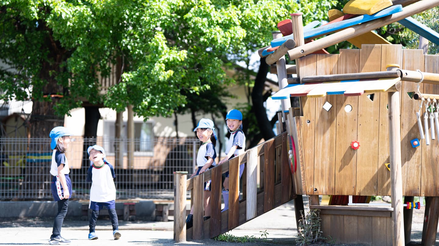 遊具で遊ぶ子どもたち