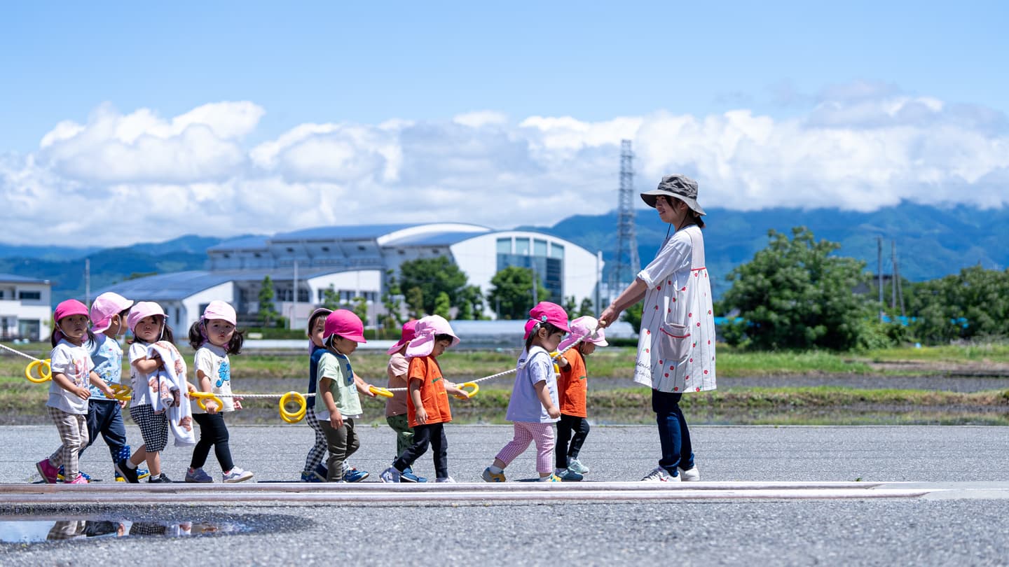 お散歩する子どもたち