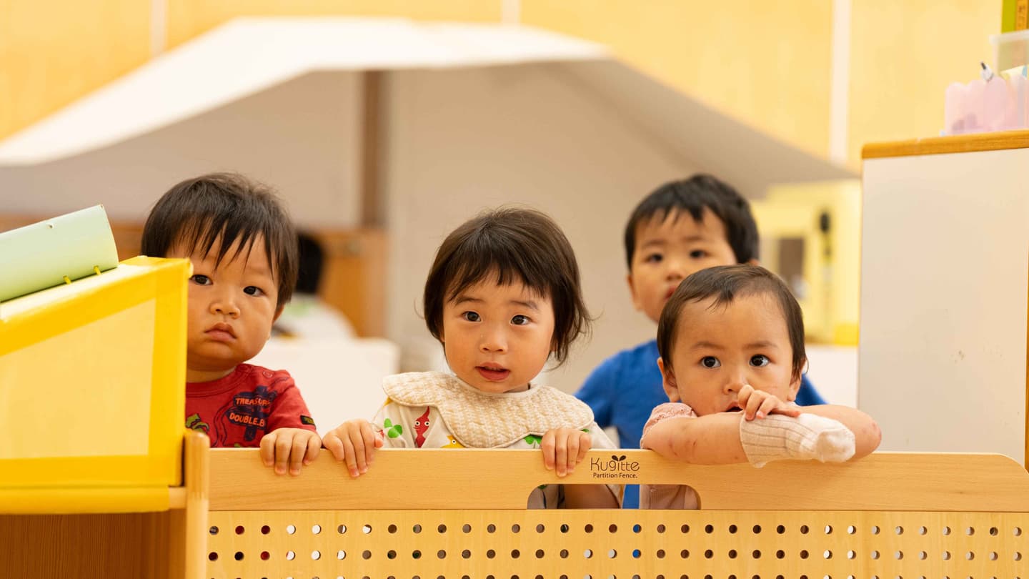 何かを見つめる複数の子ども