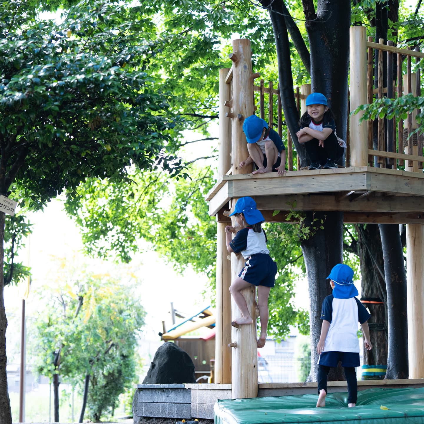 園庭で遊ぶ子ども