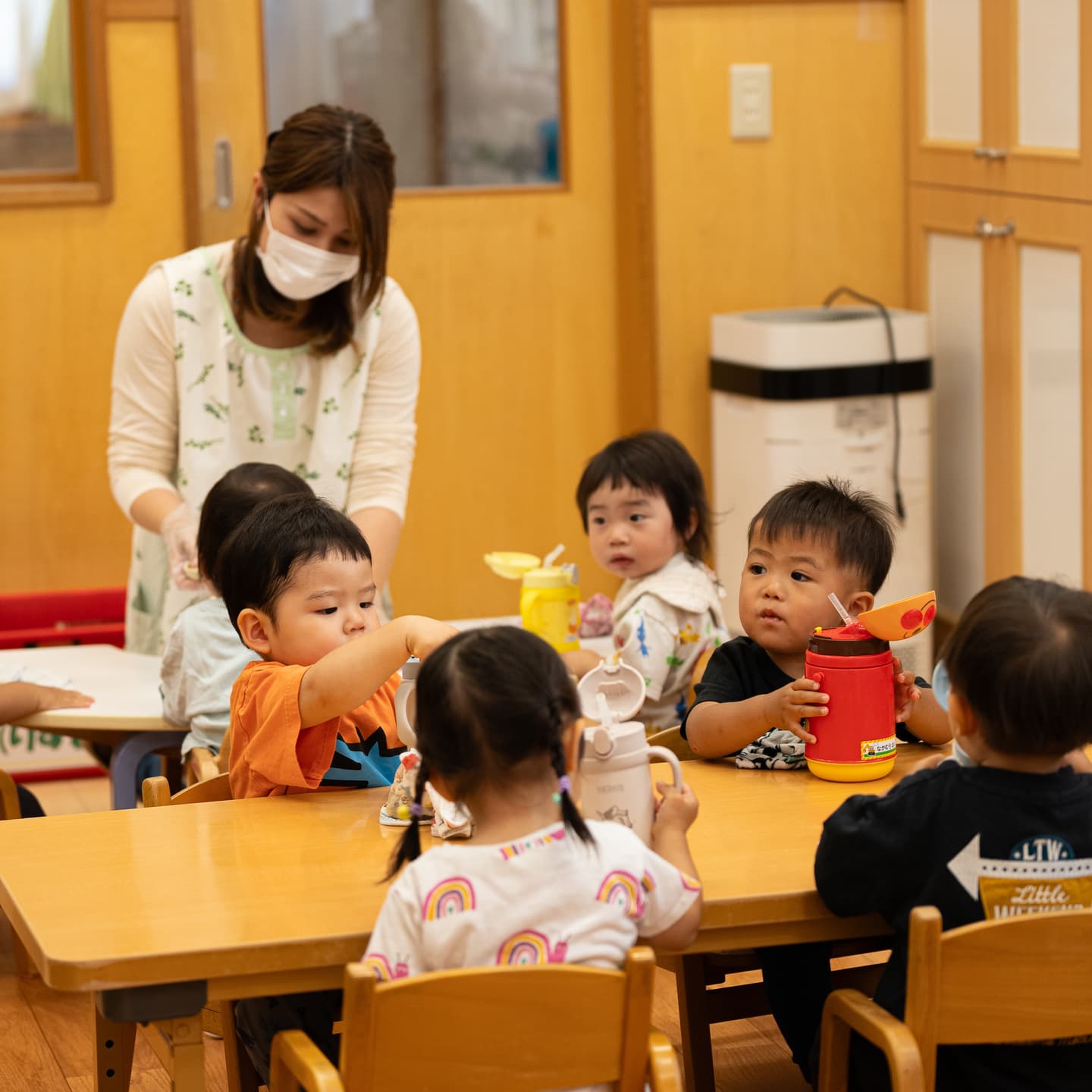 おやつを食べる子ども