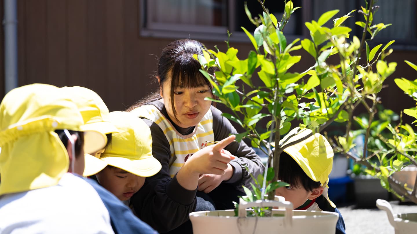 保育士と話す子ども