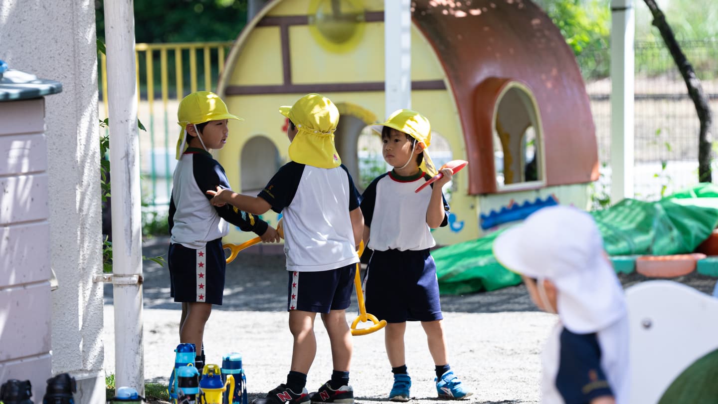 話し合う子どもたち