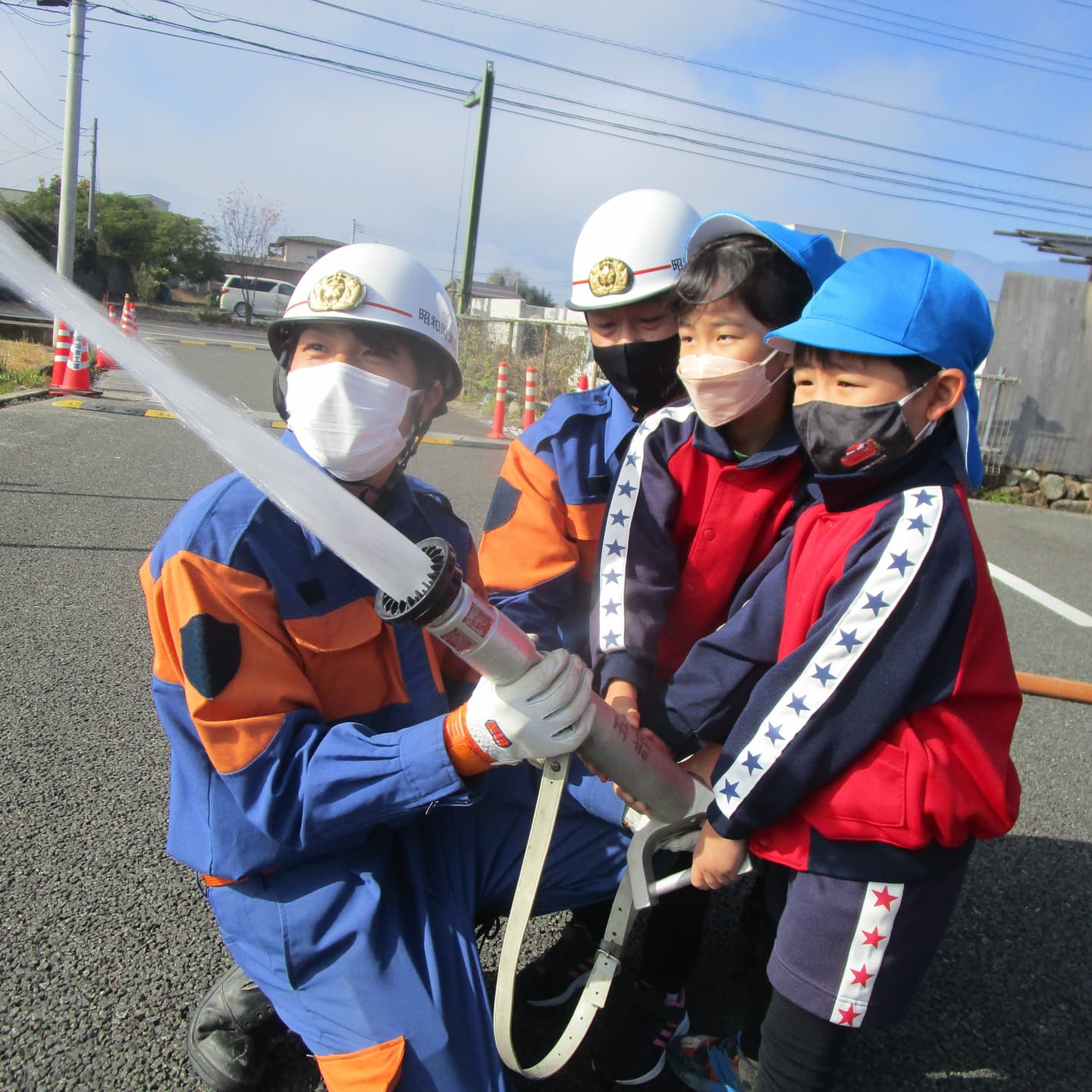 消防団と放水訓練の様子