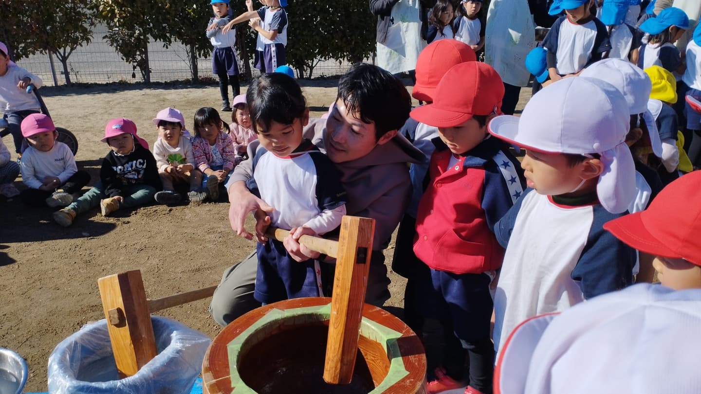 お餅つきをする親子