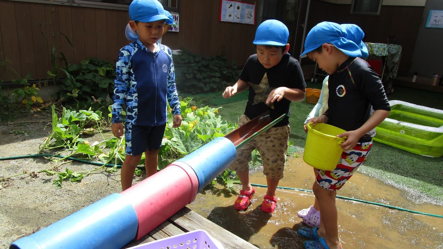 水遊びをする子どもたち