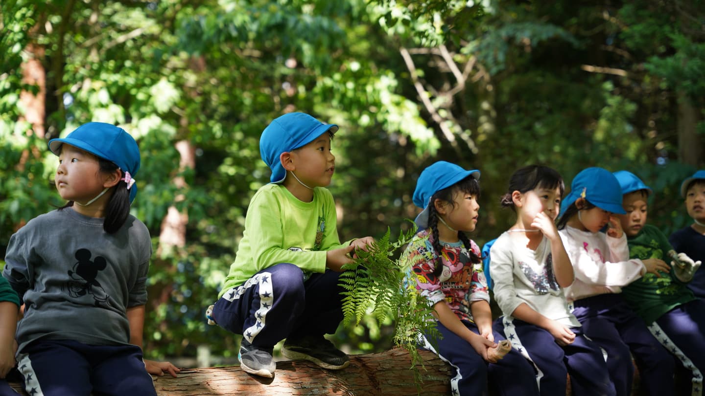 自然の中で休む子ども